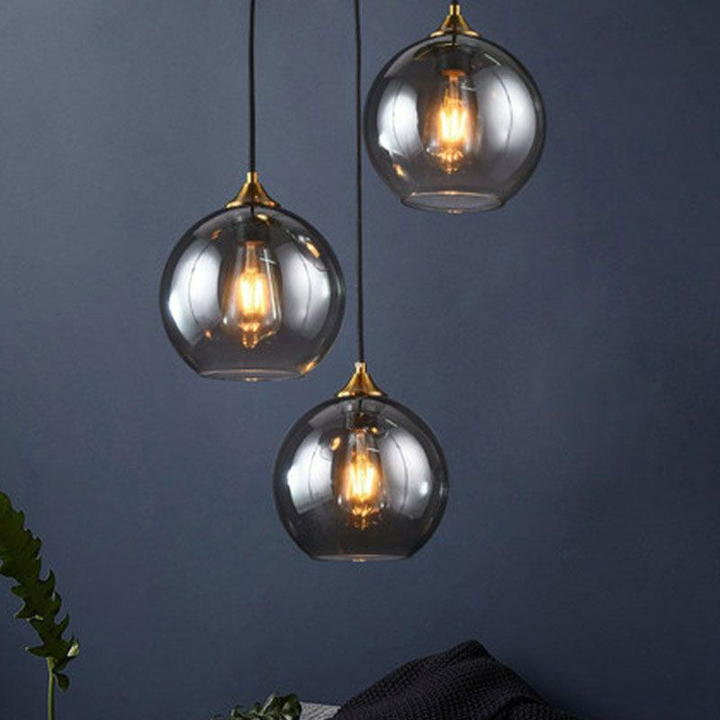 Postmoderne 3-Licht-Anhänger Antiquled Messing Globe Multiple Hanging Lamp mit Glasschatten