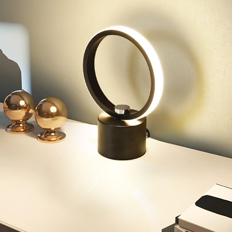 Style moderne linéaire table d'éclairage de table en métal lampe pour chambre à coucher