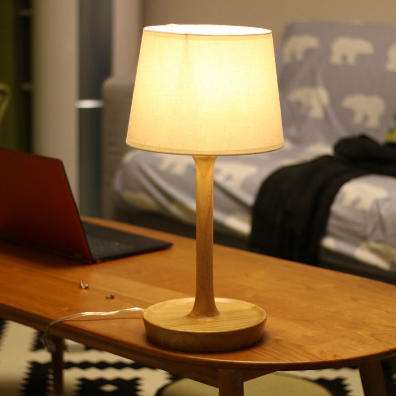 Fabric Empire Shade Lámpara de soporte Noche Estilo simple 1 Bulbo Iluminación de mesa de madera para sala de estar