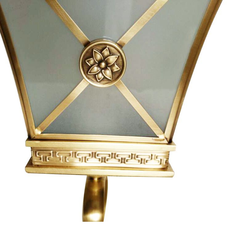 Capered Opque Glass Spliques Vintage 1 Light Lighting de pared de brazo rizado de acabado dorado claro