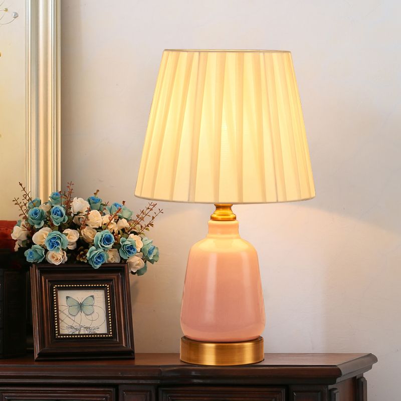 1 table de nuit de la tête de chambre à coucher lumière simple de bureau rose avec tissu plissé / nuance en tissu plissé conique