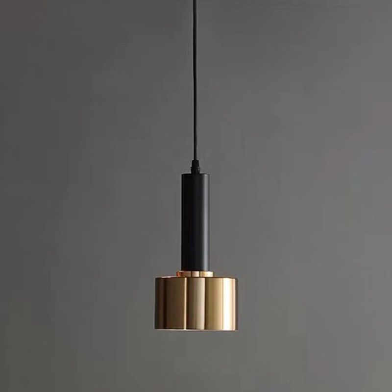 Luce a sospensione in cilindroide nera e oro in ferro battuto in ferro di lusso moderno