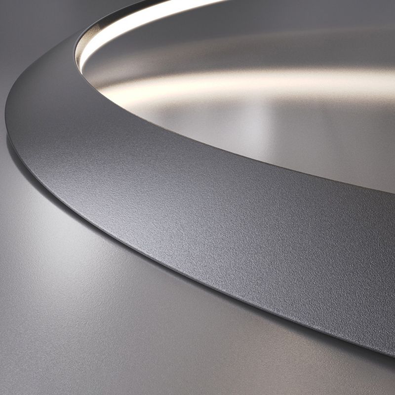 Luminaires suspendus contemporains en métal.