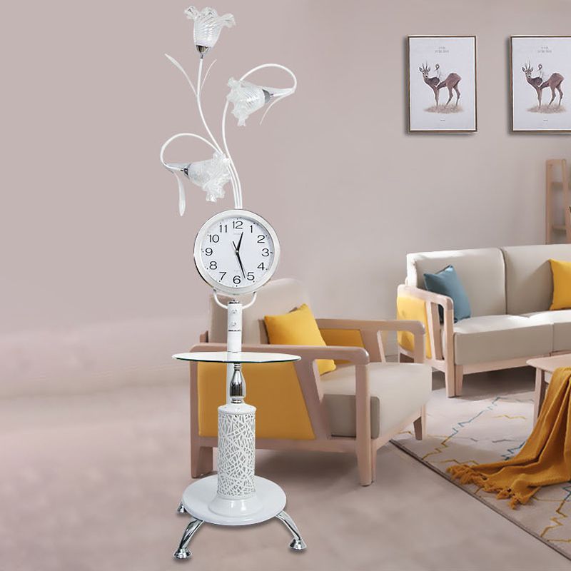 Crystal Black/White Floor Lámpara de lectura Sombra Floral 3 Bulbos Estilo de campo Luz de pie con acento de reloj