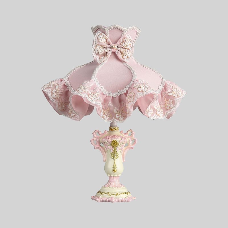 Royal Dress Girl's Bedside Night Lamp Fabric 1-Light Kids Style Table Light avec base sculptée en rose