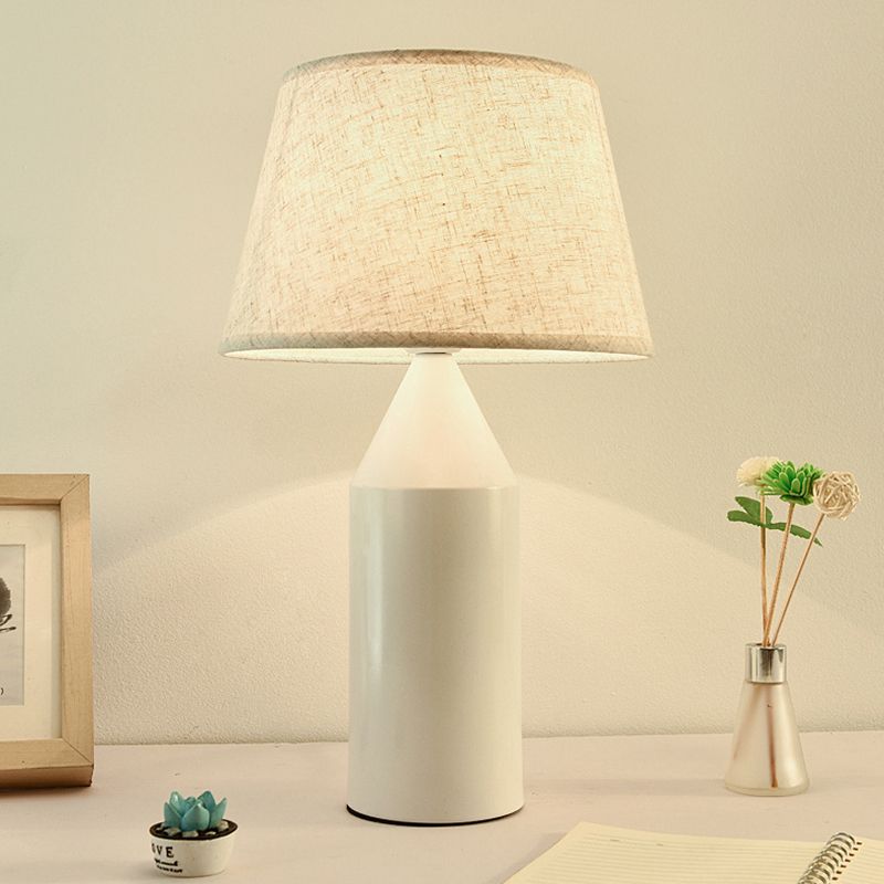 Lampada da comodino metallizzata Pencil Lampada da lettura moderna in tessuto bianco a 1 testa per camera da letto