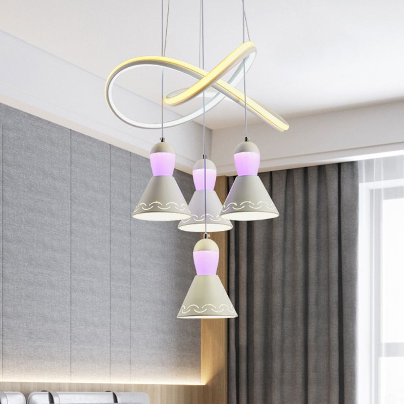 Acrylique Bell Cluster Pendant Light Modernisme 4 Heads Strip LED Suspension Lampe en blanc