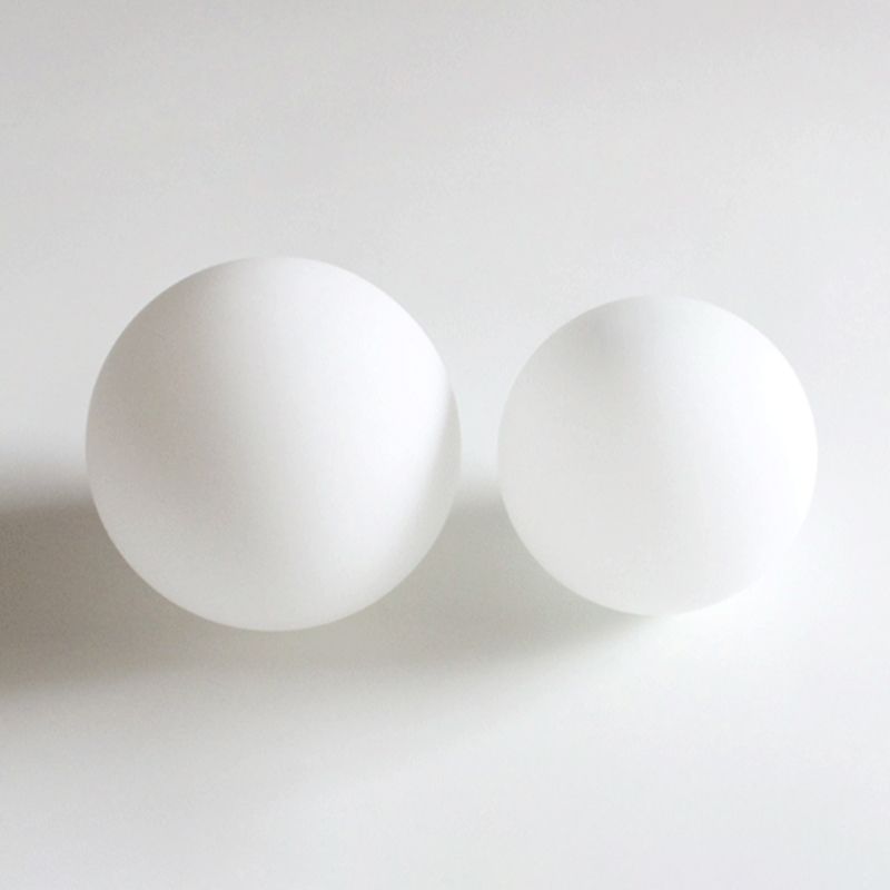Mini plafoniera in legno massello con paralume sferico in vetro bianco latte. Lampada da semi-incasso per corridoio