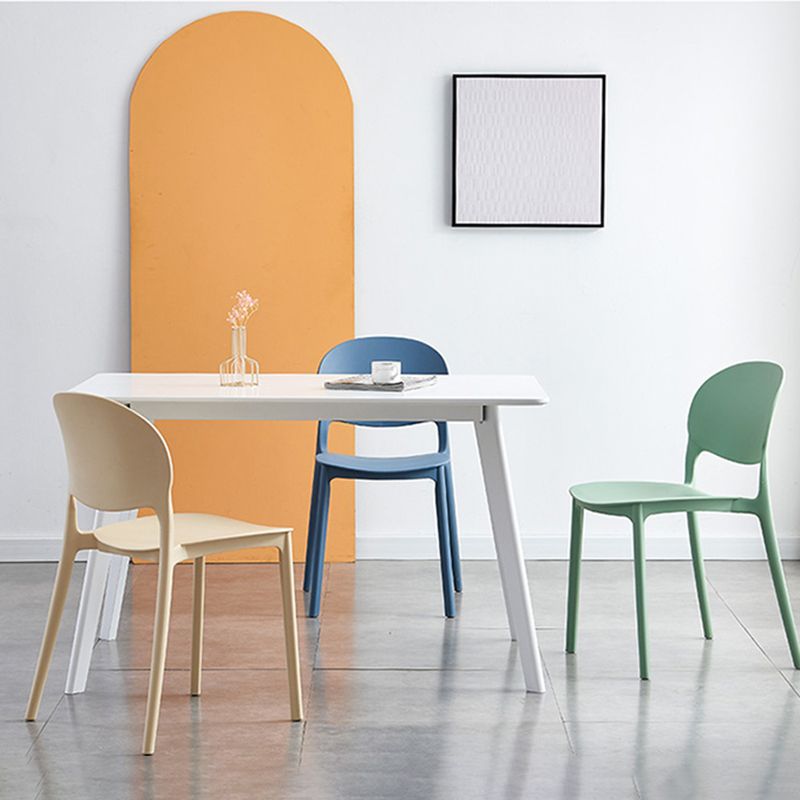 Chaise latéral de salle à manger en plastique mat
