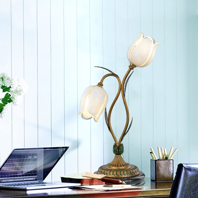 Lámpara de mesa de flor de campo 2 luces blanca/amarilla de vidrio nocturno en latón para sala de estar