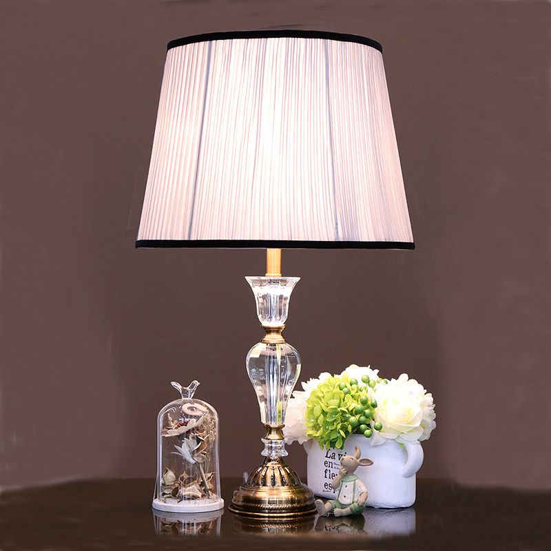 Lampada da scrivania moderna a botte in tessuto con 1 lampadina piccola in viola chiaro con base in metallo