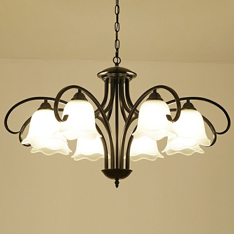 Chandelier floral blanc givré.
