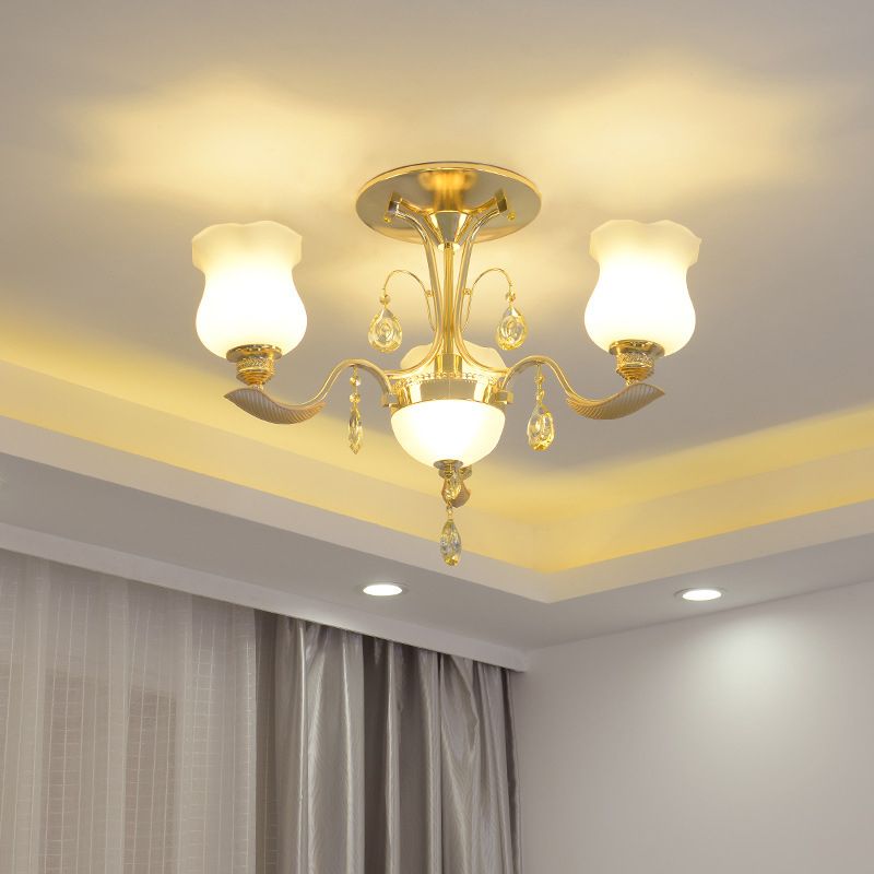 Flor de tulipán de vidrio de leche Semi Flush dormitorio moderno de 3 luces cerca de la luz del techo en oro