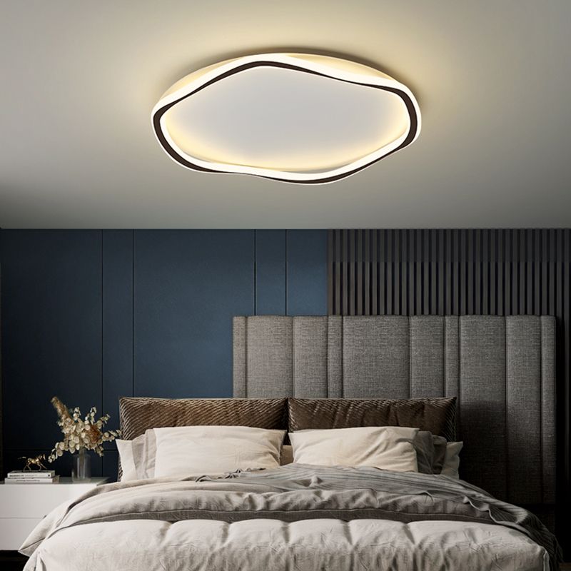 Los LED lineales acrílicos están instalados en dispositivos de fijación de techo de hierro lacado de estilo moderno en espacios interiores.