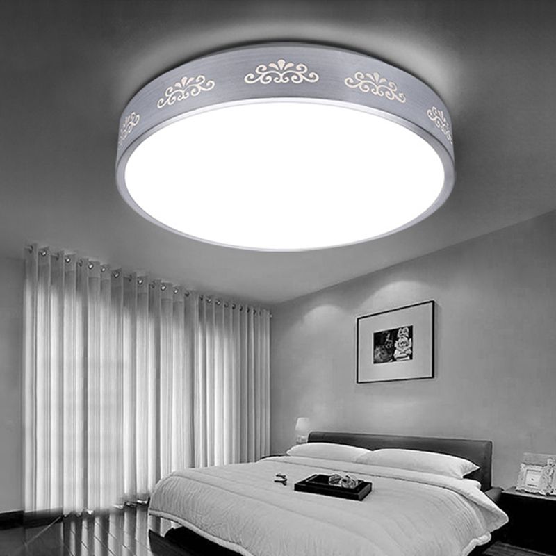 Metal Circle Flush Mount Light Fixture Simplicité LED Chrome Flush Ceiling Light