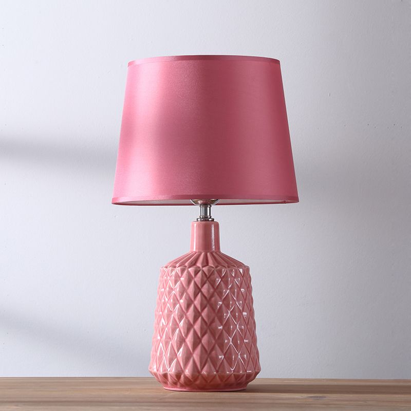Lámpara de mesa de barril de la noche Modernismo 1 Ligera de la sala de estar Luz de la noche en rosa con sombra de tela
