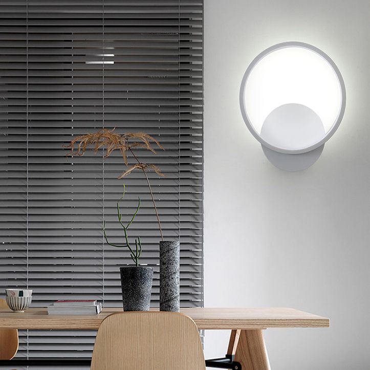 Wit geometrische LED -wandlamp in moderne eenvoud Smeedijzeren wandonderdelen met acrylschaduw