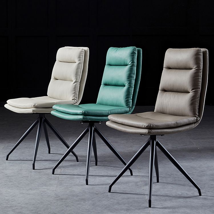 Sillas modernas de cuero de imitación con 4 patas de comedor de patas de metal de acabado negro para el hogar