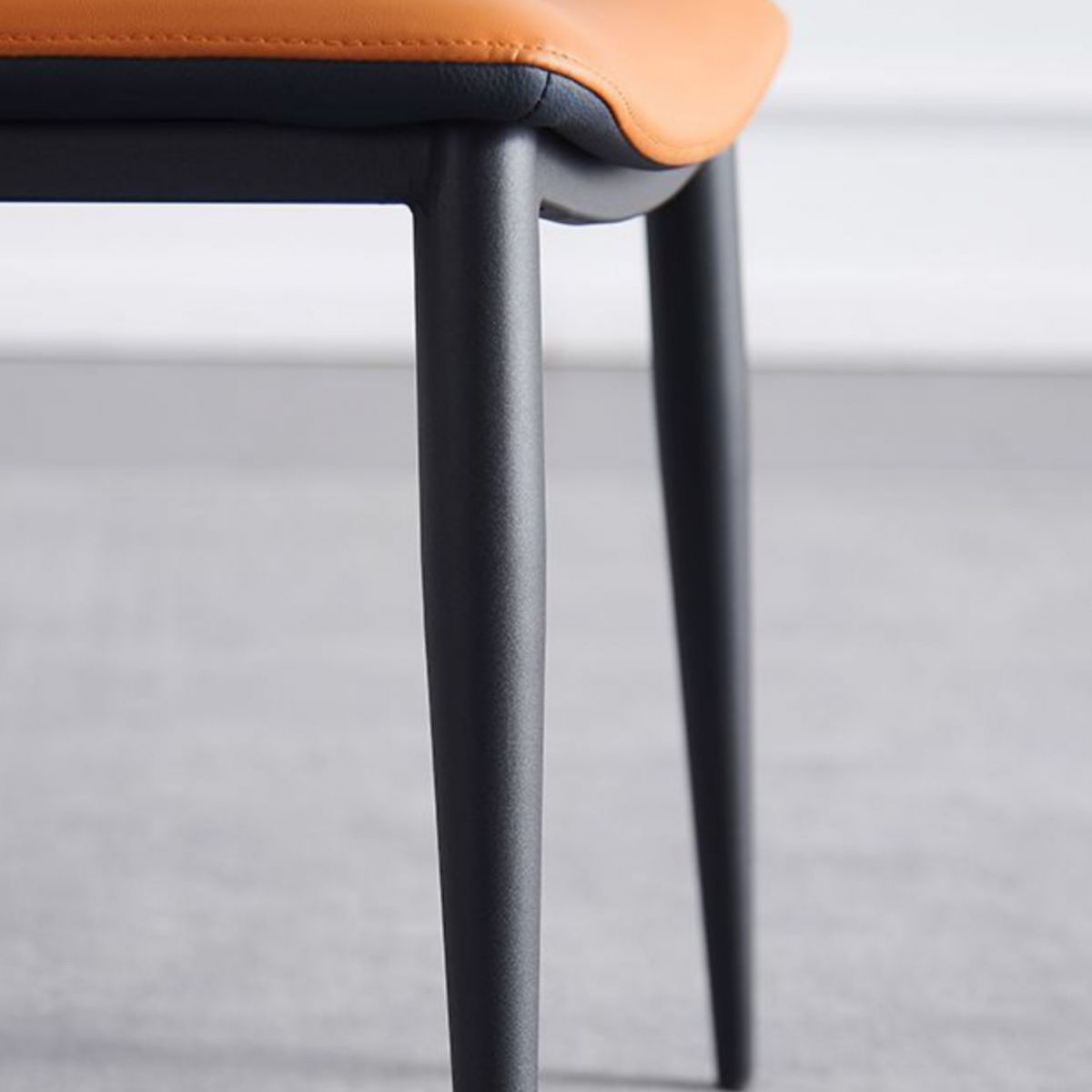 Sillones de comedor de cuero Sillas tapizadas con brazos con respaldo abierto y patas de metal