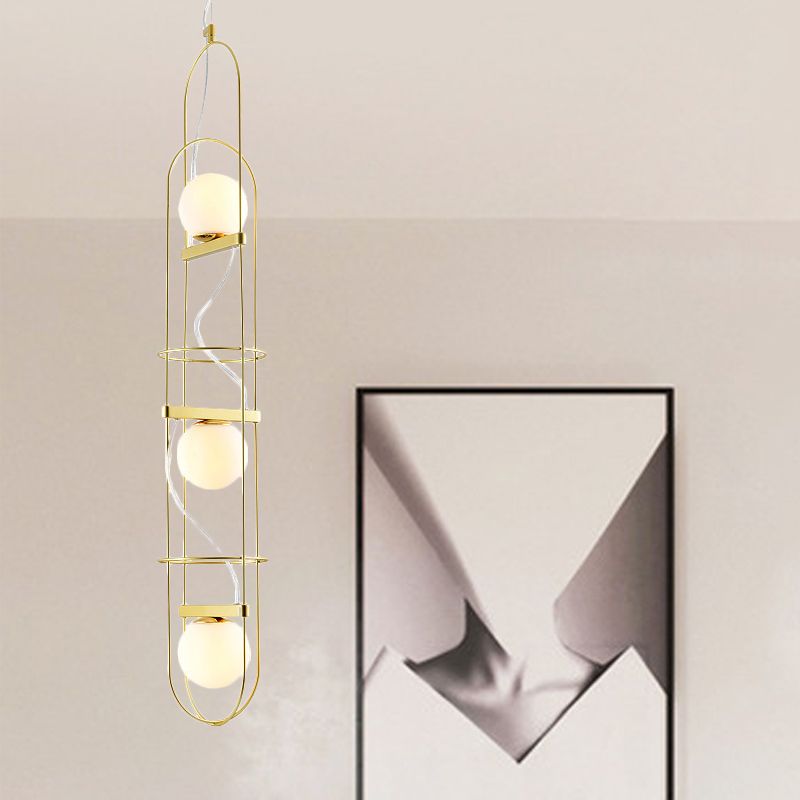 Weiße Glaskugel hängende Decke Licht moderne 3 Köpfe Gold Kronleuchterbeleuchtung mit ovalem Metallrahmen