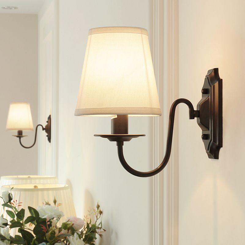 Stof taps toelopende wandlamp eenvoud enkele gang muurlamp met gebogen arm in zwart
