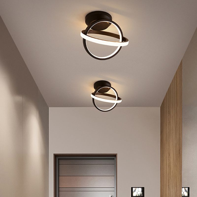 Plafoniera a LED lineare a 2 luci in un moderno e semplice apparecchio da soffitto in alluminio con paralume in silicone