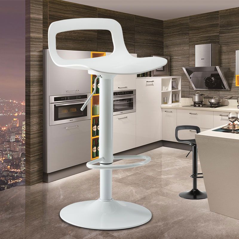 Taburete de bar de estilo industrial con patas de metal, asiento de PP con respaldo bajo para barra de cocina