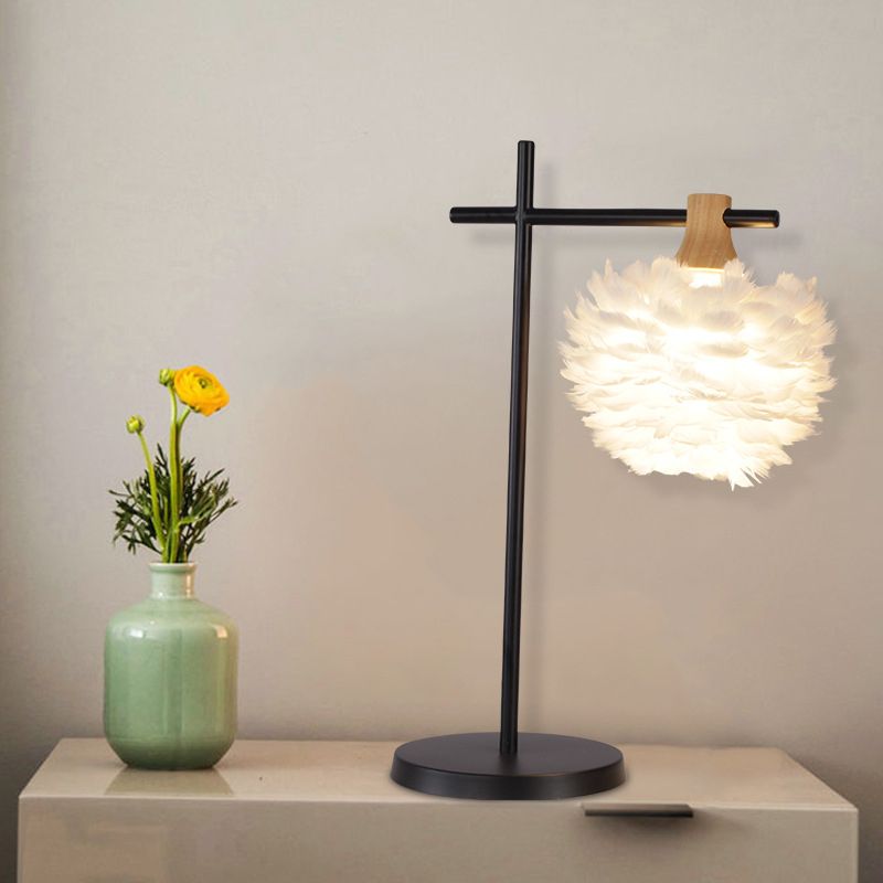 Nordic Mini Globe Night Light Feather 1-Licht-Schlafzimmertischlampe mit Kreuzarm in Schwarzweiß