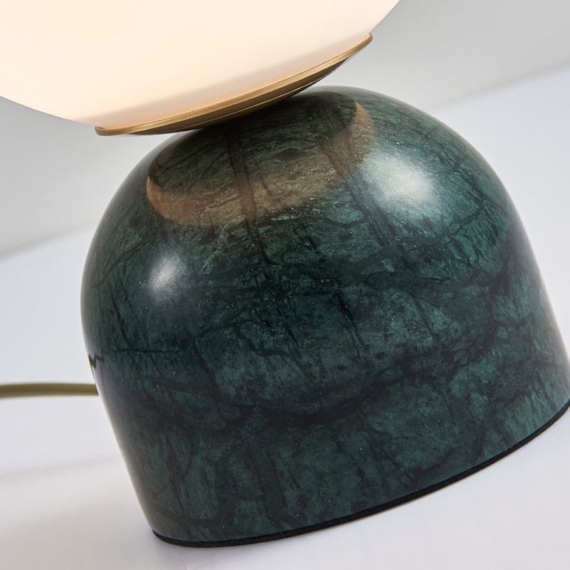 Lámpara de mesa de globo de vidrio en el estilo artístico moderno Luz de mesa de mármol para el dormitorio