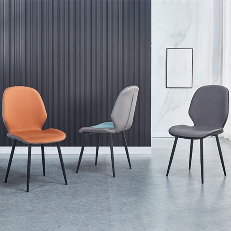 Chaise d'appoint scandinave pour la maison, chaise de salle à manger rembourrée en métal à dossier solide