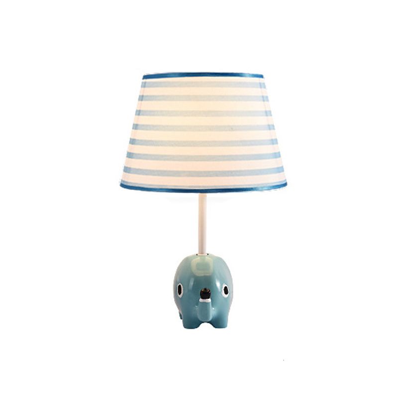 Nordic Empire Shade Table Light Fabric 1 Bulbo Lámpara de mesita de noche con figura