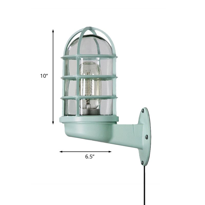 Una luz de pared de bulbo con sombra enjaulada de vidrio transparente de baño industrial iluminación en verde con cable enchufable