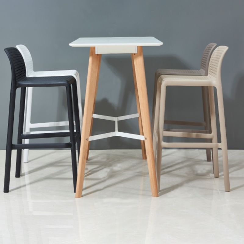 Sgabello da bar in plastica moderno sgabello da banco posteriore senza braccio con sedile di plastica e pedale
