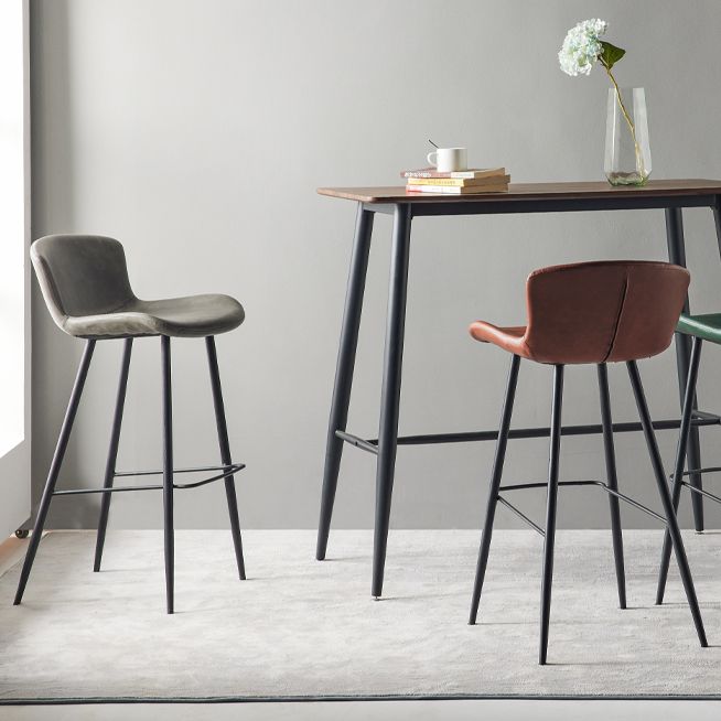Moderner Barhocker mit Metallgestell und Kunstledersitz für die Küche