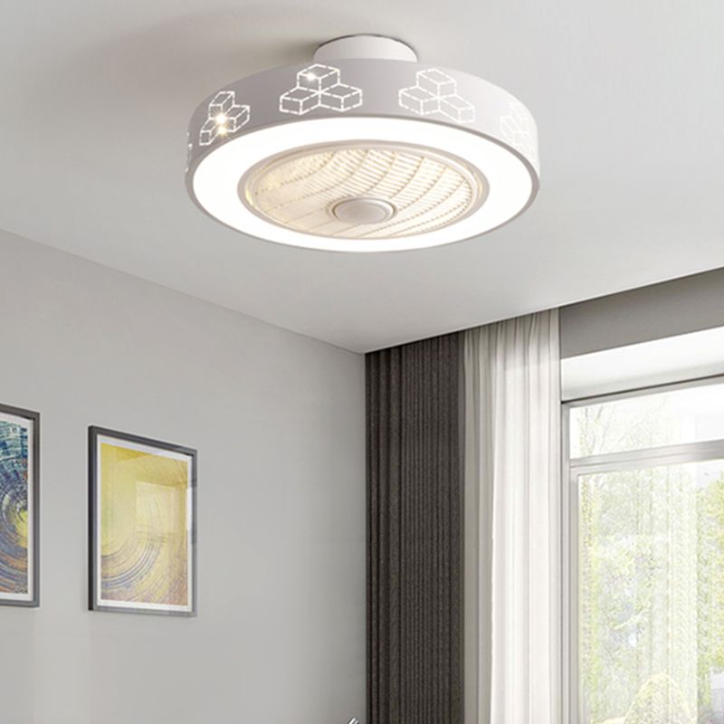 Trommelförmige Schlafzimmer Lüfterlampe Metall Nordic Style LED Semi Flush Deckenleuchte in Weiß