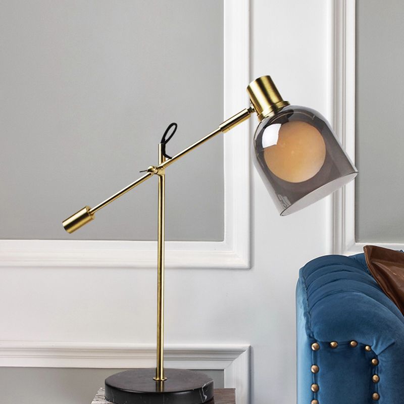 Lampada da lettura postmoderna con braccio bilanciato in vetro grigio fumo, lampada da tavolo da soggiorno a 1 testa in nero-oro