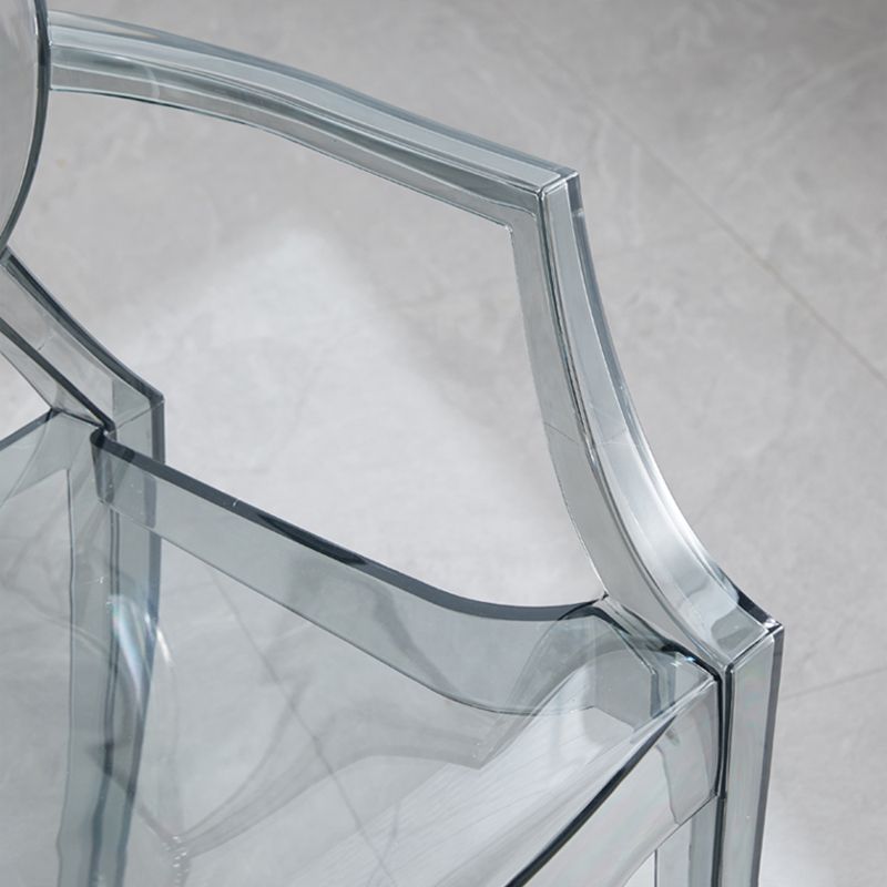 Bras en plastique de style contemporain dinant les chaises latérales empilables à dos ouvert de chaises