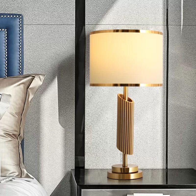 Iluminación de mesa de barril de tela lámpara de parro de 1 luces clásica con base de cilindro de corte biselado en latón