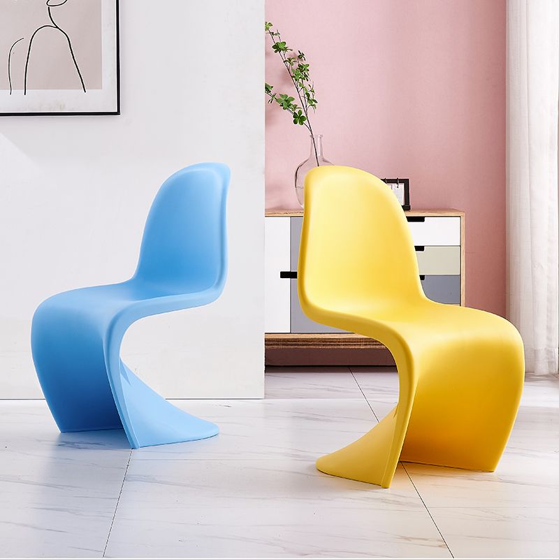 Sedie da pranzo senza bracciolo in plastica in plastica in stile scandinavo.