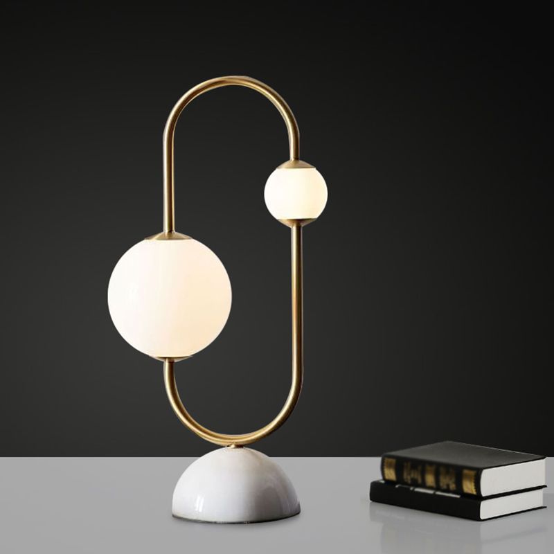 Lampada da tavolo con base a cupola in marmo Lampada da comodino a LED postmoderna a 2 teste in oro con paralume in vetro smerigliato