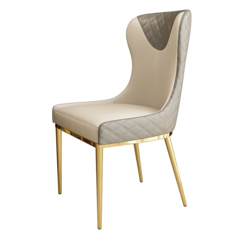 Silla sin brazos tapizada de cuero con respaldo lateral y patas de metal