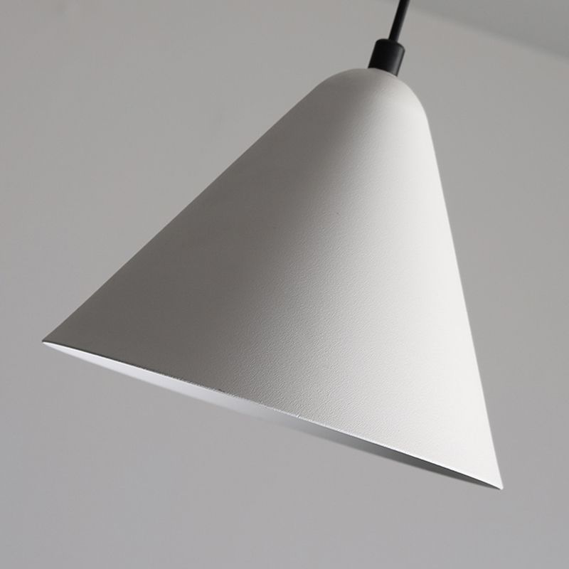 3 lumières Nordic Pendante Lighting Conical Drop Laut avec de l'ombre en métal pour salle à manger