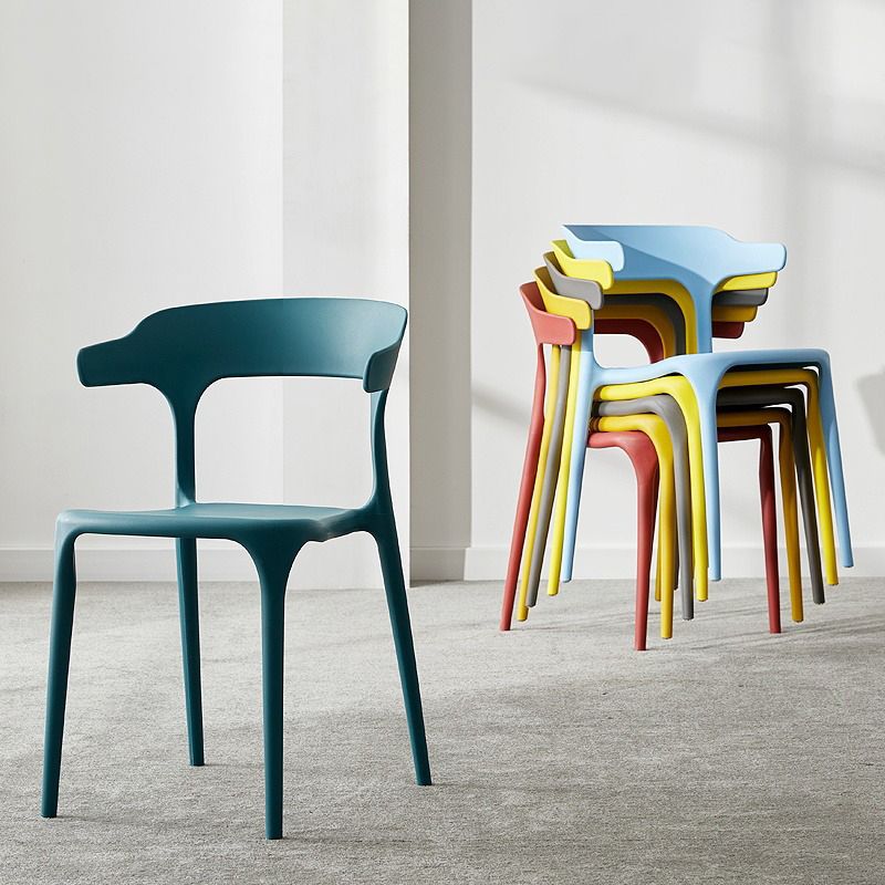 Silla lateral apilable de plástico escandinavo con respaldo abierto y acabado mate
