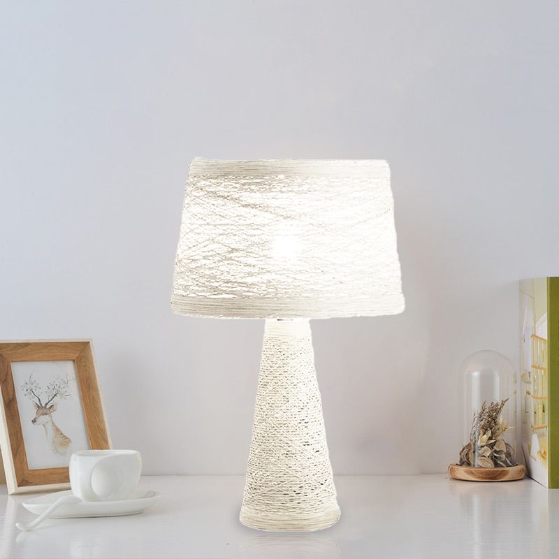 1 Bulbe Salle Bureau Light Style Asian White / Tan Reading Livre lampe avec ombre en rotin