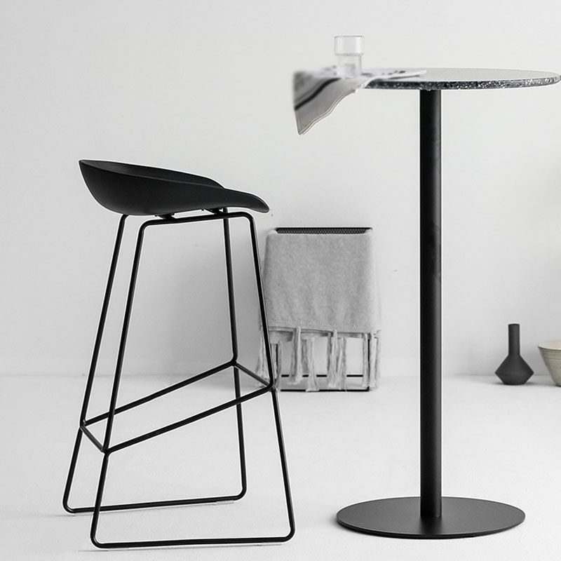 Moderner Barhocker mit Schlittenbeinen, PP-Schalensitz-Barhocker für Thekenbar