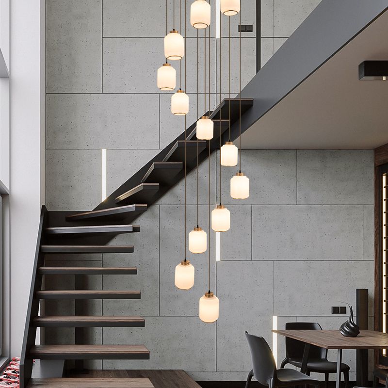 Weiße Glaszylindrische multi-Licht-Anhänger zeitgenössische Messingdecke für Treppen