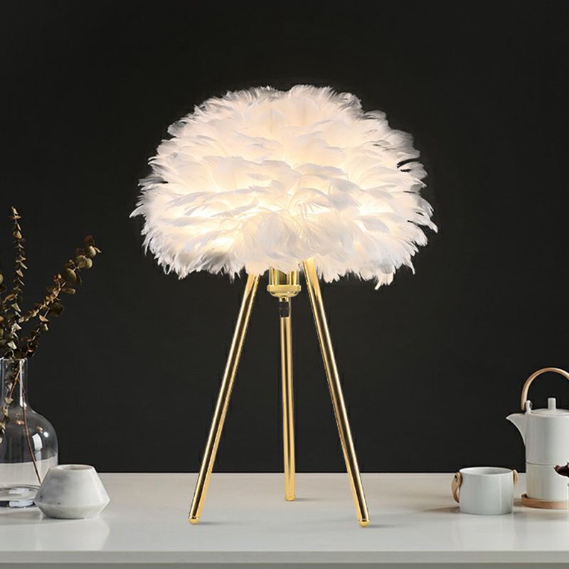 Tripod Shaped Night Lighting Minimalistic Metallic 1��Bulb Living Room Table Light with Feather Shade in Gold