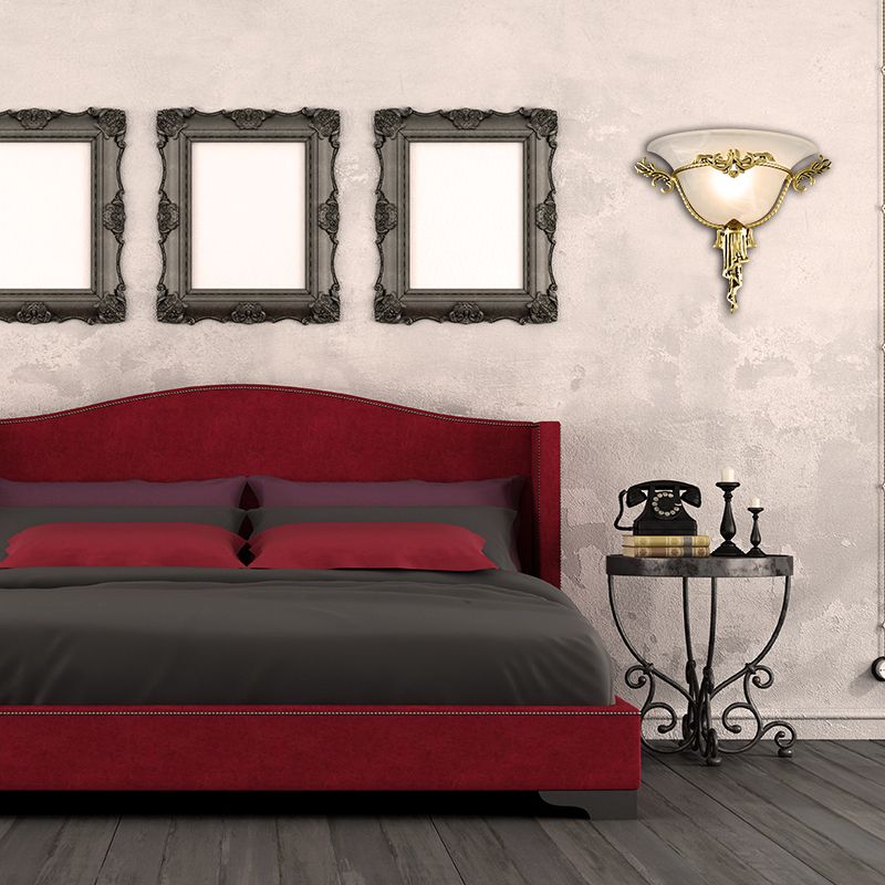 Colony geschnitztes Leuchten Metall 1 Lampenmandleuchte in Kupfer/Messing mit ausgestatteter Milchglasschatten