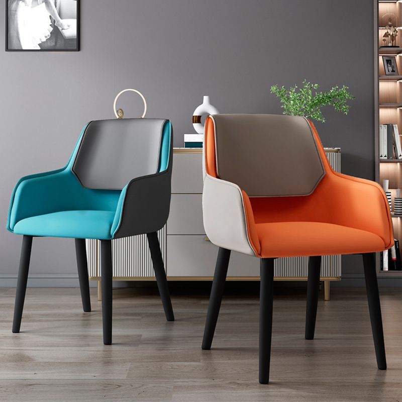 Sillones de comedor de cuero Sillas tapizadas con brazos con respaldo macizo y patas negras