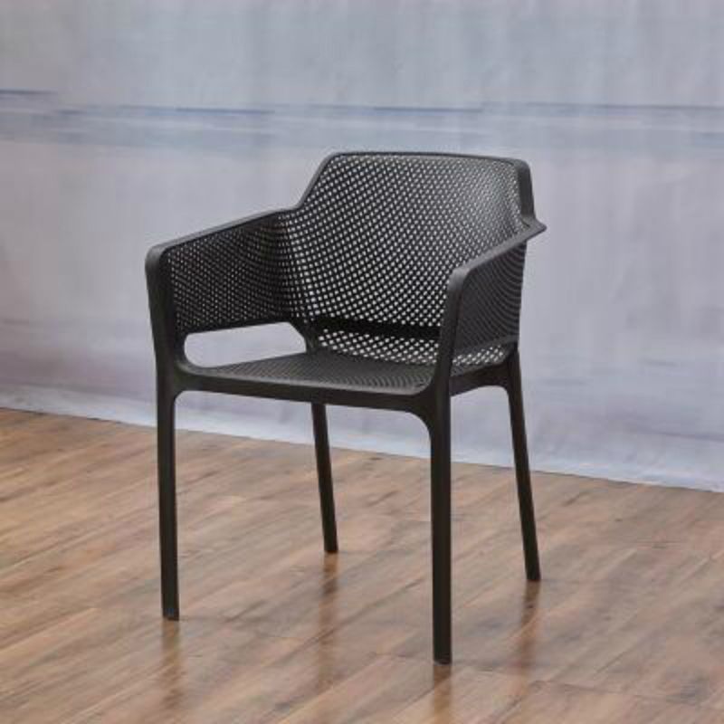 El plástico escandinavo que cena el brazo preside los sillones de cena interiores apilables